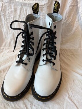 Dr. Martens White vegan 8-Eye Lace-Up Boots with Black Laces Sz 9